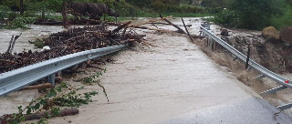 Esonda torrente, ponte danneggiato e frazione isolata a Cantiano